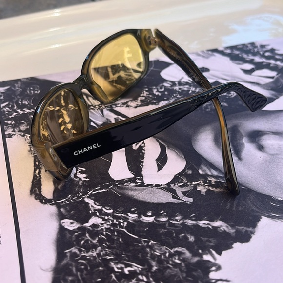 CHANEL 5010 Black & Yellow Vintage Sunglasses - Picture 3 of 9